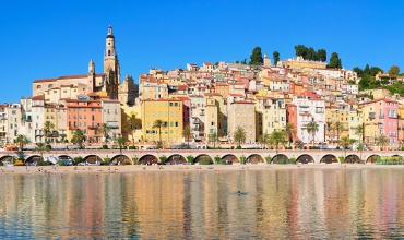 Panorama sur Menton et ses façades colorées